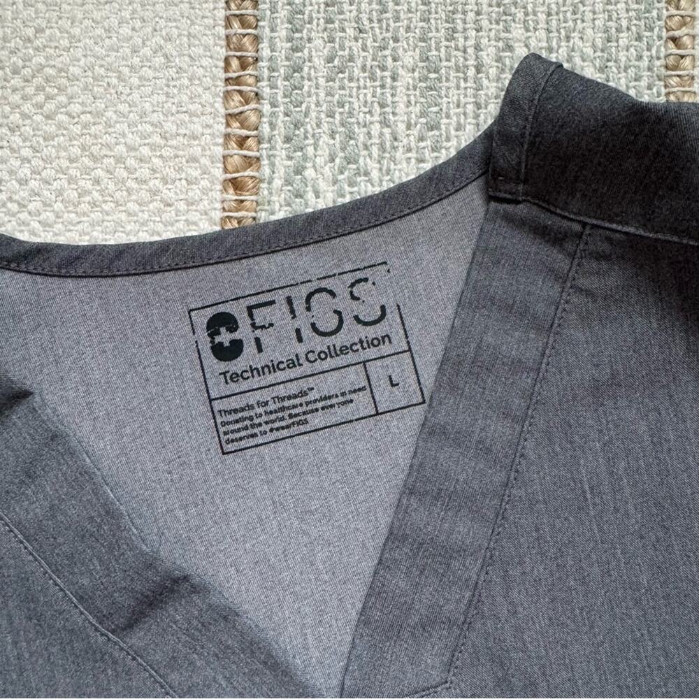 Figs Men’s Chisec Graphite Grey Three-Pocket V-Neck Short Sleeve Scrub Top Large - Picture 6 of 8